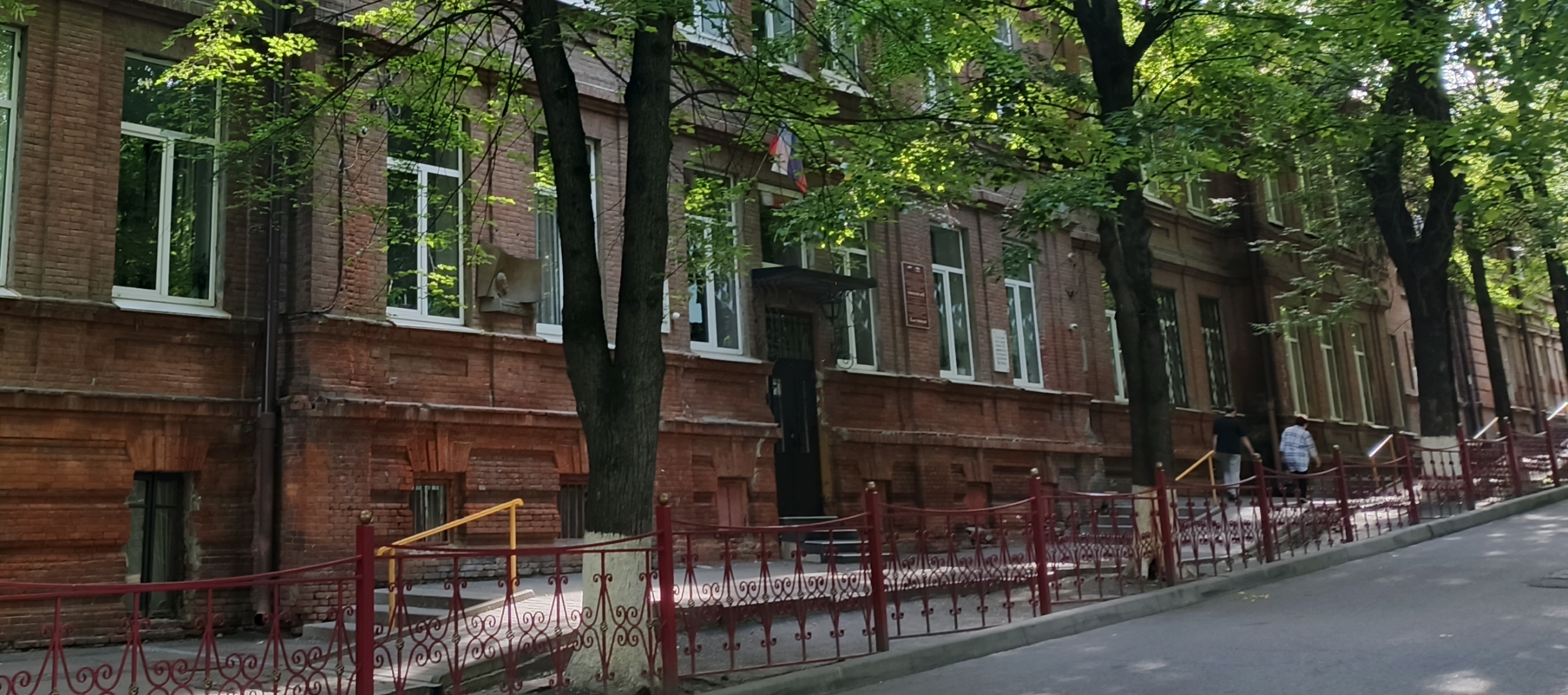 МБОУ гимназия № 5 (улица Церетели, 7).